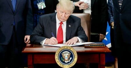 Etats-Unis | Une caution de 15 000 dollars pour prétendre désormais au visa américain La décision, qui doit être publiée ce mardi 5 août dans le registre fédéral et entrer en vigueur 15 jours après, s’inscrit dans le cadre des mesures de l’administration Trump pour lutter contre l’immigration illégale.