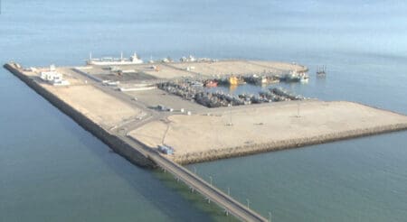 Lancée en novembre 2023, l’Initiative Atlantique vise à connecter des capitales sahéliennes, Bamako, Niamey, Ouagadougou, et potentiellement N’Djamena, à l’économie mondiale, via des corridors logistiques reliant ces villes aux ports marocains, en particulier celui, en construction, de Dakhla.