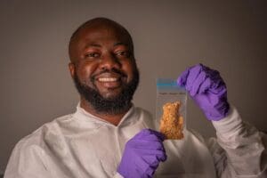 Space in Africa, société basée à Lagos au Nigeria et fondée par M. Oniosun, attend que des graines d'égousi retombent dans l'océan Pacifique ce samedi (9 août), après un voyage la semaine dernière à bord de la Station spatiale internationale (ISS) lors d'un vol d'une capsule SpaceX, dans le cadre d'un partenariat entre la Nasa et des entreprises privées.