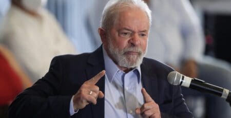 En pleine crise diplomatique et commerciale avec la première puissance mondiale, Luiz Inácio Lula da Silva plante de la vigne au Palais de l’Alvorada, à Brasilia, et a partagé ce moment dans une vidéo enregistrée par la Première dame, «Janja» da Silva.