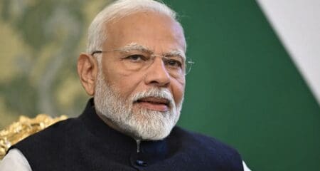 C'est donnant-donnant. L'Inde a suspendu plusieurs projets d'achat d'armes américaines en réponse à la décision de Donald Trump de lui imposer des droits de douane supplémentaires, tout en se disant disposée à réduire ses importations de pétrole russe pour parvenir à un accord commercial avec Washington, ont déclaré à Reuters trois sources indiennes au fait du dossier.