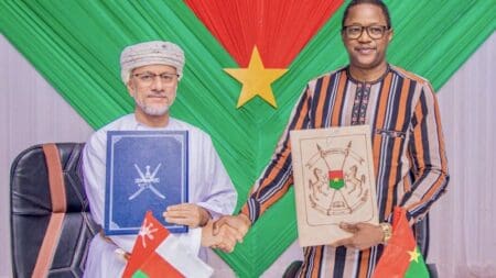 Cette signature marque le début d’un partenariat économique prometteur. Al Murshidi a souligné l’importance d’intensifier les efforts pour concrétiser rapidement les projets identifiés. Il a également exprimé la volonté de son pays de collaborer avec le Burkina Faso dans des secteurs prioritaires tels que l’agriculture, les mines et l’énergie.