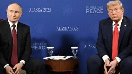 Selon leurs dires, ce fut une réunion « très productive,» un entretien «constructif,» mais en réalité rien n’a filtré, vendredi 15 août, des trois heures de discussion entre Donald Trump et Vladimir Poutine en Alaska à propos de la guerre en Ukraine et d’une possible avancée vers un accord de paix.