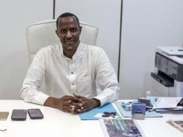 Informel dominant, entreprises fragiles Aujourd’hui, plus de 80 % des emplois en Afrique subsaharienne se situent dans le secteur informel. Un tissu entrepreneurial vibrant mais mal structuré, mal financé, mal accompagné. Derrière cette informalité, il y a des réalités simples : lancer une entreprise formelle est long, coûteux, souvent dissuasif. L’informel devient alors la solution par défaut. Mais sans formalisation, pas d’accès au crédit, pas de montée en gamme, peu de résilience. En clair : pas de croissance durable.