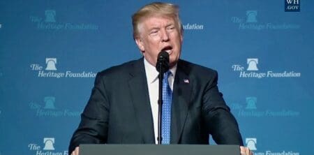Que reproche exactement Trump à Jan Hatzius ? D'avoir démontré, chiffres à l'appui, que les consommateurs américains ont absorbé 22 % du coût des droits de douane jusqu'en juin, et qu'ils pourraient en supporter jusqu'à 67 % dans les prochains mois. Autrement dit : loin des affirmations présidentielles, ce ne sont pas les «gouvernements étrangers» qui paient la facture, mais bien les Américains. Un constat partagé par la plupart des économistes mais manifestement insupportable à Trump.