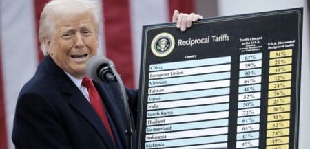 Droits de Douane | Entre soulagement et dépit, le monde digère les surtaxes douanières de Trump Saluant "une victoire diplomatique décisive," le Bangladesh a félicité vendredi ses négociateurs pour avoir conclu "un accord commercial historique" avec les États-Unis, en affirmant qu'il préservait ses intérêts nationaux fondamentaux. Au lieu des 35% initialement prévus, le pays a obtenu jeudi un taux de 20%, comparable à celui imposé par Washington à ses concurrents dans le secteur de l'habillement (Sri Lanka, Vietnam et Cambodge).