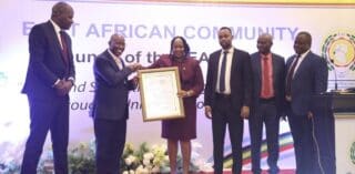 En permettant aux commerçants de sécuriser l’intégralité du trajet de leurs marchandises avec une seule caution, l’EAC Bond réduira considérablement les coûts commerciaux, allégera les retards aux frontières et libérera des capitaux commerciaux, a indiqué la CAE dans un communiqué.