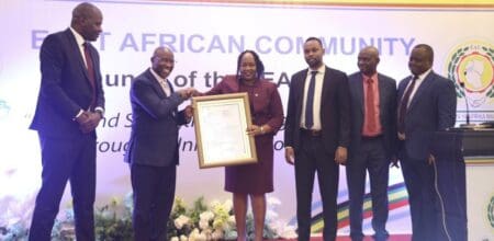 En permettant aux commerçants de sécuriser l’intégralité du trajet de leurs marchandises avec une seule caution, l’EAC Bond réduira considérablement les coûts commerciaux, allégera les retards aux frontières et libérera des capitaux commerciaux, a indiqué la CAE dans un communiqué.