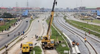 La construction du corridor ferroviaire entre le Nigeria et le Niger connaît une progression notable, selon les déclarations du ministre nigérian des Transports, Sa'idu Alkali, relayées par la presse locale. Le tronçon Kano-Maradi a déjà atteint 61 % de réalisation physique, tandis que la section Kaduna-Kano, en voie à écartement standard, est à 53 % d’avancement. Cette dernière devrait être achevée d’ici 2026.