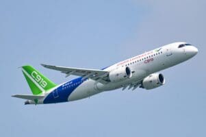 Transport aérien | Le Nigeria prêt à ouvrir son ciel au C919 chinois ? La Nigerian Civil Aviation Authority (NCAA) a annoncé qu’elle envisageait la certification du C919, le moyen-courrier conçu par l’avionneur public chinois COMAC. Ce processus permettrait l’exploitation de l’appareil sur les lignes domestiques nigérianes, à condition qu’il réponde aux exigences de sécurité locales.