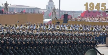 Dès l'aube, des spectateurs soigneusement sélectionnés se sont massés sur la place pour assister à cette démonstration de force organisée pour commémorer la fin de la Seconde Guerre mondiale. " C'est la première fois que j'assiste à un défilé militaire. C'est impressionnant d'être ici," a confié à l'AFP Jenny Wang, fonctionnaire de 24 ans.