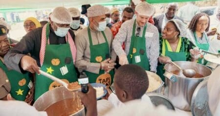 “Ce partenariat avec la France va bien au-delà de la fourniture de repas. Il s’agit de redonner de la dignité et d’ouvrir des opportunités à des enfants qui, autrement, apprendraient le ventre vide. Étendre ce programme à Kisumu, Mombasa et Kakamega permettra à des milliers d’élèves supplémentaires de bénéficier de la nutrition nécessaire pour rester à l’école, se concentrer et s’épanouir. Notre objectif est clair : aucun enfant au Kenya ne doit être contraint d’apprendre le ventre vide,” déclare Wawira Njiru, fondatrice et Ceo de Food4Education.