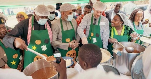 Kenya | Scolarité : Food4Education et la France intensifient leur partenariat au bénéfice de 19000 élèves “Ce partenariat avec la France va bien au-delà de la fourniture de repas. Il s’agit de redonner de la dignité et d’ouvrir des opportunités à des enfants qui, autrement, apprendraient le ventre vide. Étendre ce programme à Kisumu, Mombasa et Kakamega permettra à des milliers d’élèves supplémentaires de bénéficier de la nutrition nécessaire pour rester à l’école, se concentrer et s’épanouir. Notre objectif est clair : aucun enfant au Kenya ne doit être contraint d’apprendre le ventre vide,” déclare Wawira Njiru, fondatrice et Ceo de Food4Education.