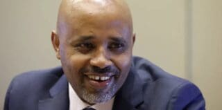 Âgé de 44 ans et docteur en économie politique, Tekalign est un proche du cercle réformateur d’Abiy. Il hérite d’un mandat stratégique : maîtriser une inflation encore à deux chiffres, stabiliser le birr, la monnaie nationale, et gérer une dette extérieure insoutenable.