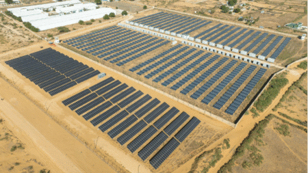 Madagascar | Filatex Énergies augmente la capacité solaire de sa centrale hybride de Tuléar Lancé en 2022, le parc solaire de Tuléar est un projet qui s’est déroulé en deux étapes : une première phase déployée en 2024, puis une extension en 2025 qui porte la capacité totale à 3,9 MWc. Aujourd'hui, la centrale de Tuléar est une installation pionnière combinant une centrale thermique de 10 MW et une composante solaire au sol, soit une capacité hybride totale de 13,9 MW. L’infrastructure voit sa capacité solaire accrue, marquant une étape importante dans le développement continu de cette infrastructure clé pour la région.