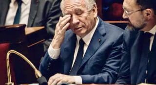 Face à des oppositions qui avaient annoncé qu’elles ne voteraient pas la confiance à un gouvernement défendant un budget qui prévoit 43,8 milliards d’euros d’économie, les chances du maire de Pau étaient minces. Selon le décompte final de ce vote à la majorité simple, 364 députés – sur 558 suffrages exprimés – ont refusé d’accorder leur confiance au gouvernement. Seuls 194 députés ont voté la confiance.