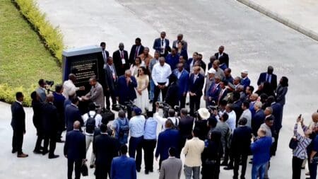 Ethiopie | GERD : inauguration du plus grand barrage d’Afrique Le GERD est un immense ouvrage de 1,8 kilomètre de large pour 145 mètres de haut, d'une contenance totale de 74 milliards de mètres cubes d'eau. Pour le deuxième pays le plus peuplé d'Afrique, où quelque 45% des 130 millions d'habitants n'ont pas accès à l'électricité il est un gage de "révolution énergétique," selon des experts. Le GERD est "une grande réussite non seulement pour l’Éthiopie, mais pour toutes les personnes noires", s'est félicité mardi le Premier ministre éthiopien Abiy Ahmed lors de l'inauguration de l'ouvrage en présence de dirigeants de la région.