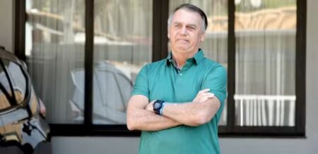 C’est un verdict qui "ouvre un avenir démocratique au Brésil" selon le quotidien Folha de São Paulo. L’ancien chef de l’Etat brésilien d’extrême droite Jair Bolsonaro a été condamné, jeudi 11 septembre, à 27 ans de prison pour tentative de coup d’Etat à l’issue d’un procès "historique," comme le souligne le média brésilien O Globo. Alors que les intenses pressions du Président américain Donald Trump en sa faveur n’ont pas suffi, le Secrétaire d’Etat américain Marco Rubio a promis des représailles : les Etats-Unis vont "répondre en conséquence" à cette condamnation "injuste," a-t-il dit. Le Brésil a répliqué qu’il ne se laisserait pas "intimider" par des "menaces".