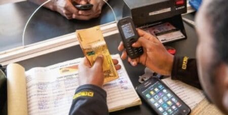 Le taux de bancarisation au Sénégal était d'environ 23-24% en 2024, selon différentes sources fiables. Si l'on élargit à l'inclusion financière, en incluant des services comme la microfinance et la monnaie électronique, le taux atteint environ 80% à fin 2023. C’est ce ratio qu’une taxe comme celle que le gouvernement pourrait appliquer pour renflouer ses caisses qui risque d’être détricoté