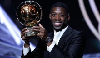 Une Coupe du monde, une Ligue des champions et maintenant le Ballon d’or. Ousmane Dembélé est un homme comblé, il a remporté tous les trophées qu’un enfant rêve lorsqu’il débute le football. Tête de gondole du PSG, le sixième Français couronné roi porte l’attaque parisienne depuis le départ de Mbappé, contre toute attente il faut bien l’avouer. L’attaquant de 28 ans a pris des responsabilités nouvelles, renforçant son importance, si bien que le PSG en avait fait son favori, alors que d’autres candidats crédibles garnissaient les rangs parisiens.