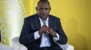 «Cette nomination s’inscrit dans une stratégie claire : consolider la position de Porteo Group comme leader du développement économique et social en Afrique,» explique le groupe. Papa Amadou Sarr, qui prendra ses fonctions le 1er octobre 2025, apporte un parcours international et diversifié : ancien ministre au Sénégal, il a exercé au PNUD, à l’OCDE et à l’Agence française de développement (AFD), où il était jusqu’ici directeur exécutif en charge des partenariats et de la communication.