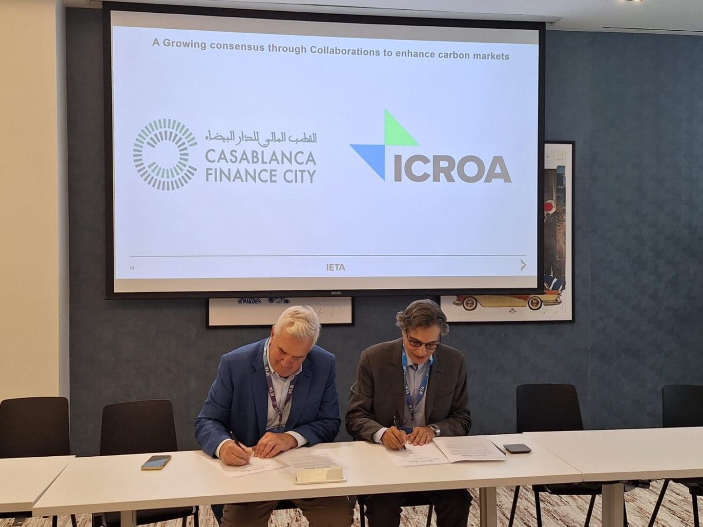 New York | Casablanca Finance City Authority renforce son rôle dans le développement des marchés carbone Le premier accord, conclu avec le ministère de l’Environnement et du Développement durable de Madagascar, constitue une étape décisive dans la mise en place de cadres nationaux et régionaux alignés sur les principes de transparence, d’intégrité environnementale et de développement durable. Le second accord, signé avec l’International Carbon Reduction and Offset Alliance (ICROA) dans le cadre du North America Climate Summit 2025 organisé par l’International Emissions Trading Association (IETA), pose les bases d’une collaboration renforcée pour promouvoir des structures de marché carbone robustes sur le continent.
