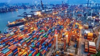 Deux deux experts de l’Organisation mondiale du commerce (OMC) en matière de droits de douane et de commerce des marchandises, Suja Rishikesh Mavroidis et Roy Santana, expliquent comment cette taxe fonctionne dans la pratique. A noter que les droits mentionnés dans cette vidéo sont une moyenne de tous les taux NPF appliqués dans le monde pour chaque produit.