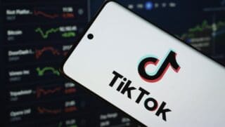 Le 29 juin, Donald Trump avait d'ailleurs assuré «avoir un acheteur pour TikTok,»évoquant «un groupe de gens très riches,»sans toutefois donner plus de détails. Malgré la loi votée en 2024, menaçant le réseau social d'interdiction si sa maison mère, ByteDance, n'en abandonnait pas le contrôle, Donald Trump avait repoussé, à plusieurs reprises, la date butoir de la vente, jusqu'au 17 septembre, tout en maintenant l'application disponible pour ses 170 millions d'utilisateurs américains.