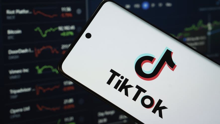 Réseau social | Passage sous pavillon américain de TikTok : Pékin et Washington ont trouvé un accord Le 29 juin, Donald Trump avait d'ailleurs assuré «avoir un acheteur pour TikTok,»évoquant «un groupe de gens très riches,»sans toutefois donner plus de détails. Malgré la loi votée en 2024, menaçant le réseau social d'interdiction si sa maison mère, ByteDance, n'en abandonnait pas le contrôle, Donald Trump avait repoussé, à plusieurs reprises, la date butoir de la vente, jusqu'au 17 septembre, tout en maintenant l'application disponible pour ses 170 millions d'utilisateurs américains.