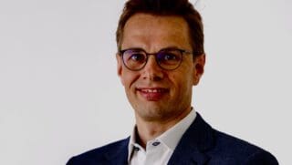 Tobias rejoint SanlamAllianz Re avec plus de 18 ans d'expérience dans les secteurs de l'assurance et de la réassurance, «une carrière marquée par son leadership stratégique et son engagement en faveur de solutions innovantes. De double nationalité (allemande et française), il possède une solide expérience internationale qui sera précieuse pour l'entreprise,» indique le communiqué de SanlamAllianz Re.