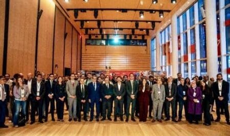 Installé à New York et Cambridge (Massachusetts), ce hub d’excellence s’inscrit dans une démarche visant à inscrire les ambitions de développement durable de l’Afrique au sein de réseaux mondiaux de savoir, de capital et de technologie. Il tend à renforcer les collaborations existantes et en créer de nouvelles avec des universités et établissements américains, tout en ouvrant des opportunités pour des projets de recherche conjoints et des échanges académiques.