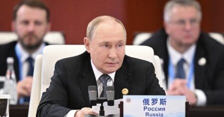 Cette déclaration fait référence aux mouvements pro-européens du Maïdan en Ukraine, qui ont forcé le président prorusse du pays, Viktor Ianoukovytch, à quitter le pouvoir en 2014.