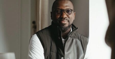 Flutterwave, fondée par Olugbenga Agboola, originaire du Nigéria, traite les paiements des entreprises et des particuliers en Afrique et au-delà. Basée aux États-Unis, Flutterwave est valorisée à 3 milliards de dollars US. B Capital et Tiger Global sont des sociétés d'investissement qui ont investi dans Flutterwave. Ces investissements ont contribué à la croissance fulgurante de Flutterwave.