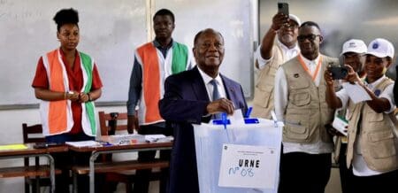 Derrière Alassane Ouattara, "déclaré provisoirement élu", l'entrepreneur Jean-Louis Billon est deuxième avec 3,09% des voix, a détaillé le président de la CEI, Ibrahime Kuibiert Coulibaly, qui a annoncé un taux de participation de 50,10%.