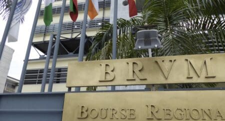 Cette introduction en bourse est l’aboutissement d’une opération d’appel public à l’épargne menée entre le 18 février et le 14 mars 2025, qui a permis de mobiliser une somme significative de 102,77 milliards de francs CFA (soit environ 156 millions d’euros). L’opération a rencontré un franc succès, validant l’attractivité des titres souverains togolais, dénommés Trésor public togolais (TPTG), auprès des investisseurs régionaux