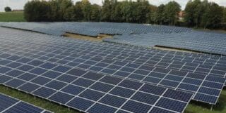 Implanté dans la région de Tchologo, au nord du pays, le projet Kong Solaire marque une avancée majeure pour le secteur énergétique ivoirien. Sur une superficie de 80 hectares, la centrale développera une capacité installée de 50 MW et produira chaque année près de 98 GWh, soit l’équivalent des besoins de plus de 240 000 personnes.