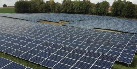 Implanté dans la région de Tchologo, au nord du pays, le projet Kong Solaire marque une avancée majeure pour le secteur énergétique ivoirien. Sur une superficie de 80 hectares, la centrale développera une capacité installée de 50 MW et produira chaque année près de 98 GWh, soit l’équivalent des besoins de plus de 240 000 personnes.