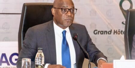 Congo-Brazzaville|Fiscalité : La révision-surprise de l’impôt sur le revenu Contrairement à l’IRPP, ces taxes qui seront appliquées à partir du 1er janvier 2026, ne prendront pas en compte la situation familiale ou matrimoniale du contribuable. Exit également la notion de foyer fiscal, de parts et de distinction entre personnes mariées et célibataires. Le gouvernement justifie cette réforme par «la volonté de simplifier le système, d'élargir l'assiette et de renforcer le civisme fiscal.» Il s'agit de baisser les taux et d'améliorer la pression fiscale en la rendant plus équitable, explique le ministre des Finances, Christian Yoka. L'objectif attendu est d'augmenter les recettes fiscales de 17% dès l’année prochaine tout en contenant la croissance de dépenses publiques à 3%. Une discipline budgétaire indispensable pour maîtriser l'endettement, notamment vis-à-vis du marché financier régional.