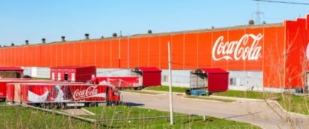 Coca-Cola Hellenic Bottling Company (HBC) a annoncé, mardi 21 octobre, la signature d’un accord pour acquérir 75 % de Coca-Cola Beverages Africa (CCBA), principal embouteilleur africain du groupe américain The Coca-Cola Company (TCCC). L’opération, estimée à 2,6 milliards de dollars, inclut la reprise de 41,52 % des parts détenues par la firme d’Atlanta et de 33,48 % appartenant à Gutsche Family Investments (GFI). La finalisation du rachat est prévue d’ici fin 2026, sous réserve des autorisations réglementaires et antitrust.