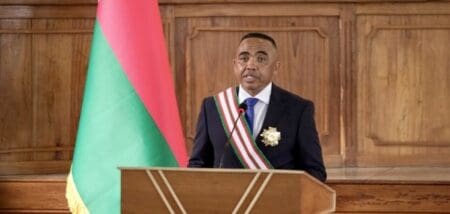 Le cabinet du nouveau Premier ministre Herintsalama Rajaonarivelo, comprend 25 civils et quatre officiers militaires ou paramilitaires. A noter la présence de Christine Razanamahasoa, déchue de son poste de présidente de l'Assemblée nationale dans les derniers jours du régime Rajoelina, a été nommée aux Affaires étrangères, tandis que Fanirisoa Ernaivo, un opposant de Rajoelina vivant en exil, est le nouveau ministre de la Justice.