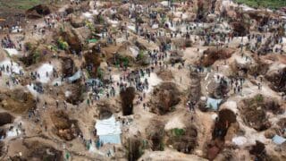 Le rapport montre que l'intégration régionale négociée par les États-Unis vise en réalité à créer deux voies d'exportation distinctes pour les minéraux congolais. L'un établit le Rwanda comme plaque tournante pour les minerais extraits des zones de conflit de l'est de la RDC, et l'autre modernise le corridor de Lobito, une voie d'exportation clé vers l'océan Atlantique pour le cuivre et le cobalt extraits dans le sud du pays. Ce projet est financé par un prêt de 553 millions de dollars accordé à l'Angola par la Société de financement du développement des États-Unis (DFC).