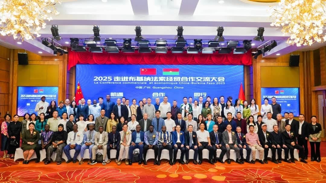 Investissements | le Burkina Faso déploie le tapis rouge aux investisseurs Chinois à Guangzhou Sous l’égide de son ambassade en Chine, et en partenariat avec la Base de données sur les produits traçables de «la ceinture et la route» et la Société des Services commerciaux Xingfudailu, le forum «Entrer au Burkina Faso» a mobilisé un parterre d’hommes d’affaires burkinabè et chinois.