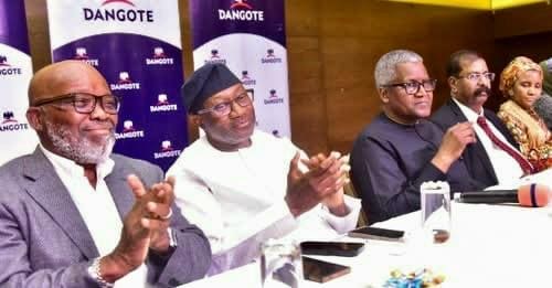 Nigeria | Dangote voit grand : la raffinerie de Lekki bientôt la plus grande du monde C’est un pari audacieux qu’a révélé Aliko Dangote dimanche à Lagos : «Nous allons plus que doubler la capacité de production, à 1,4 million de barils par jour contre 650 000 actuellement,» a-t-il déclaré lors d’une conférence de presse. Une telle montée en puissance ferait de la raffinerie nigériane la plus grande au monde, devant celle de Jamnagar, en Inde.