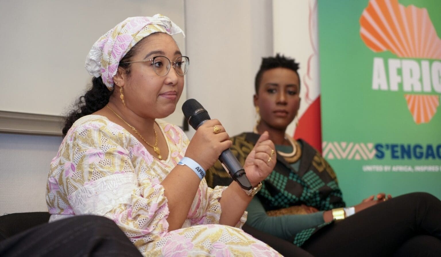 Pour Djaïli Amadou Amal, “écrire, c’est déjà agir.” Un credo littéraire devenu engagement social depuis qu’elle a rejoint la Fondation ASAF Cameroun, créée en 2016 par le philanthrope et entrepreneur Eran Moas. Active dans l’éducation, la santé, la culture et l’environnement, l’organisation se donne pour mission de «tendre la main à ceux qui n’ont plus d’autres recours.»