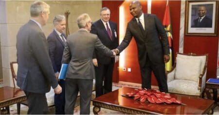 Cette décision ouvre la voie à la reprise des travaux de construction du complexe industriel dont le coût était initialement estimé à 20 milliards de dollars. Mais avant que la construction puisse reprendre, le gouvernement mozambicain doit approuver le nouveau budget et l’échéancier actualisé. En effet, TotalEnergies estime qu’après quatre ans d’arrêt, le coût de la réalisation du projet a renchéri de 4,5 milliards de dollars supplémentaires.