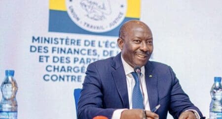 Dans une note publiée le 29 septembre 2025, Henri-Claude Oyima, président du CNEF et ministre des Finances, déplore les retards d’approvisionnement en devises par la Banque des États d’Afrique centrale (BEAC). Cette situation oblige entreprises et particuliers à recourir à des circuits informels pour leurs importations, transferts ou voyages, alimentant un marché parallèle où les taux dépassent parfois les cours officiels.