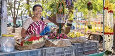 «L'Inde demeure l'une des économies les plus dynamiques, mais aussi les plus inégalitaires au monde. La microfinance joue un rôle crucial dans l'amélioration de la qualité de vie et de la résilience financière en élargissant l'accès au crédit et aux services financiers. CreditAccess Grameen s'engage à atteindre les femmes et les populations mal desservies. Grâce à ce prêt, nous pouvons renforcer davantage l'égalité des sexes et soutenir la création d'emplois,» déclare Jane Niedra, Directrice des investissements pour l'inclusion financière chez Swedfund.