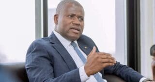 Cette révision, réalisée avec l’assistance technique du FMI, de la Banque mondiale, de la Banque africaine de développement, fait apparaître une augmentation du PIB de 51,2 %, «traduisant une image plus fidèle et plus complète de la structure économique nationale,» indique un communiqué de la Présidence de la République.
