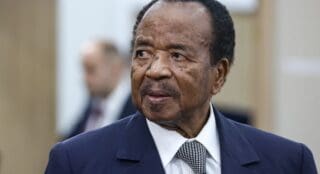 Les principaux opposants sont Issa Tchiroma Bakary, ancien ministre de l'Emploi, et Bello Bouba Maigari, son tout premier Premier ministre à son accession au pouvoir en 1982. Mais l'opposition se distingue surtout par une absence : Maurice Kamto, principal rival de l’actuel président dont la candidature a été invalidée par la commission électorale aux ordres.