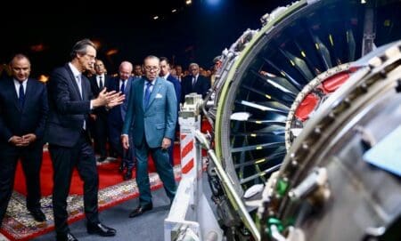 Maroc| Nouaceur : L’industrie aéronautique en altitude de croisière Safran investira 120 millions d'euros (138,78 millions de dollars) dans cette ligne d'assemblage, qui fournira 25% de la production liée à Airbus de l'entreprise, soit 350 moteurs LEAP-1A par an, a déclaré le président Ross McInnes. «Ce sera la seule ligne d'assemblage de Safran hors de France et sera prête en 2028,» a précisé le patron de Safran à l’issue d’une cérémonie présidée par le Roi Mohammed VI. Le Maroc, où Safran dispose déjà de plusieurs installations, dispose d'une main d'œuvre qualifiée et cette expansion s'inscrit dans le cadre des efforts visant à accroître la résilience des approvisionnements de Safran, a-t-il ajouté. Jusqu'à présent, l'usine Safran de Villaroche, près de Paris, fournissait la quasi-totalité des moteurs Airbus LEAP-1A, avec une capacité de production allant jusqu'à un millier de moteurs par an répartis sur trois lignes.